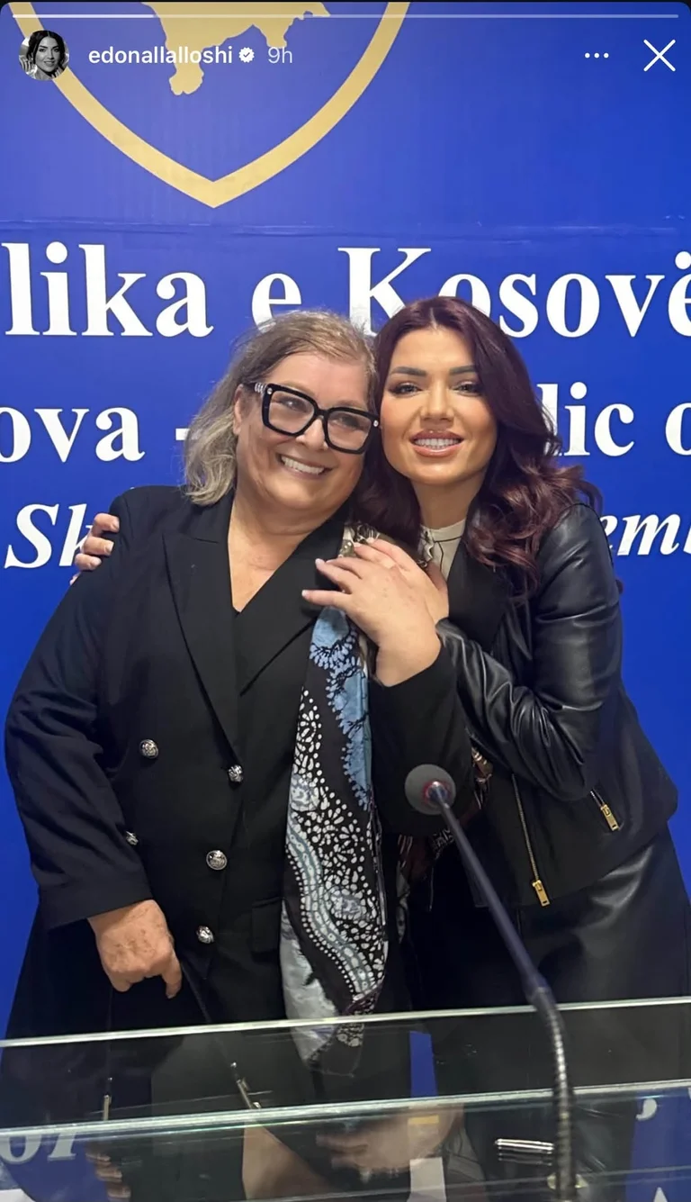 Edona Llalloshi i jep përqafimin më të ngrohtë Presidentes së Kosovës, Justina Pula