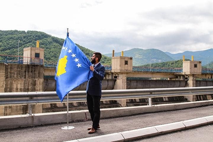 Flamuri i Kosovës vendoset te Liqeni i Ujmanit