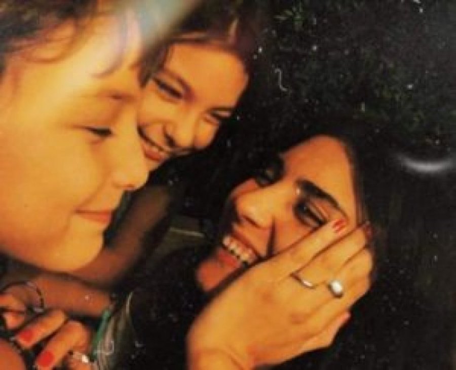 Elif' publikon foto me vajzat e saj binjake