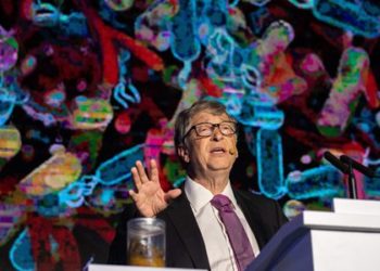 Microsoft founder Bill Gates (R) talks next to a container (L) with human feces during the "reinvented toilet expo" in Beijing on November 6, 2018. (Photo by Nicolas ASFOURI / AFP)