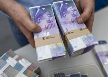 Bundles of bank notes of 1000 Swiss Francs at the bank vault of the "Zuercher Kantonalbank" bank, pictured on August 9, 2011 in Zurich, Switzerland. (KEYSTONE/Martin Ruetschi)