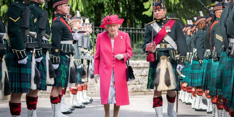 BALLATER, ABERDEENSHIRE - AUGUST 09: Queen Elizabeth II during an inspection of the Balaklava Company, 5 Battalion The Royal Regiment of Scotland at the gates at Balmoral, as she takes up summer residence at the castle, on August 9, 2021 in Ballater, Aberdeenshire. (Photo by Jane Barlow - WPA Pool/Getty Images)