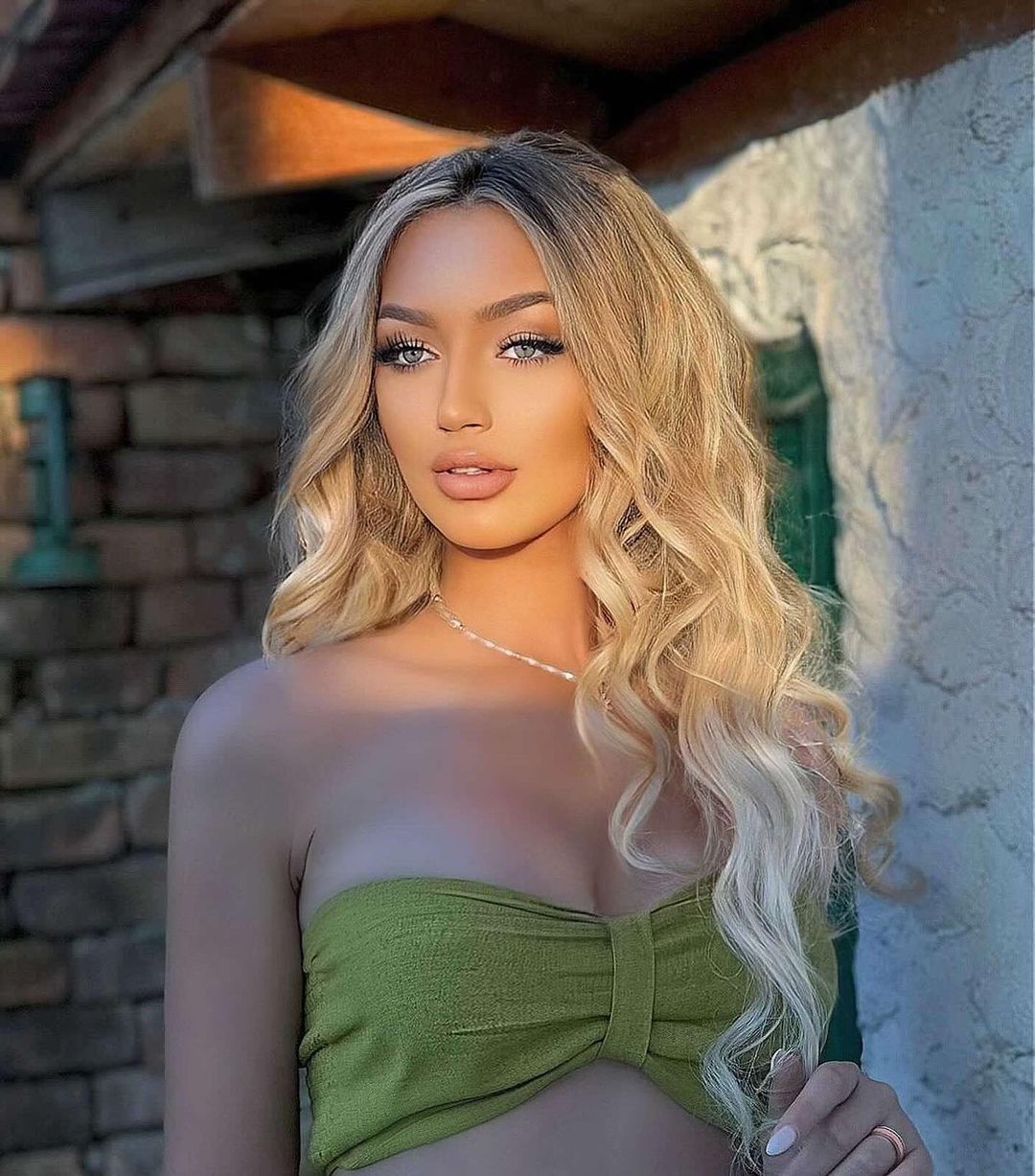 Bëri bujë me historinë e saj për trafikimin, &#39;Miss Universe&#39;, Tuti Sejdiu pjesë e protestës në Ferizaj për vrasjen e 18-vjeçares