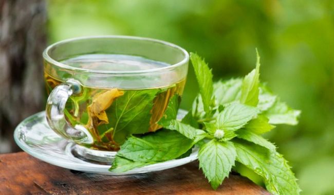 A është e shëndetshme të pini çaj jeshil para gjumit?