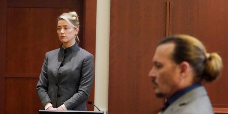 ARCHIV - 16.05.2022, USA, Fairfax: Amber Heard (M) und Johnny Depp (r), beide Schauspieler aus den USA, sehen zu, wie die Jury den Gerichtssaal des Fairfax County Circuit Courthouse verlässt. Nach dem Prozess gegen ihren Ex-Ehemann Johnny Depp (59) geht die britische Schauspielerin Amber Heard (36) gegen das Urteil der Jury vor. Heards Anwälte beantragten, das Urteil gegen die Schauspielerin aufzuheben. Foto: Steve Helber/AP/dpa +++ dpa-Bildfunk +++