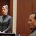 ARCHIV - 16.05.2022, USA, Fairfax: Amber Heard (M) und Johnny Depp (r), beide Schauspieler aus den USA, sehen zu, wie die Jury den Gerichtssaal des Fairfax County Circuit Courthouse verlässt. Nach dem Prozess gegen ihren Ex-Ehemann Johnny Depp (59) geht die britische Schauspielerin Amber Heard (36) gegen das Urteil der Jury vor. Heards Anwälte beantragten, das Urteil gegen die Schauspielerin aufzuheben. Foto: Steve Helber/AP/dpa +++ dpa-Bildfunk +++