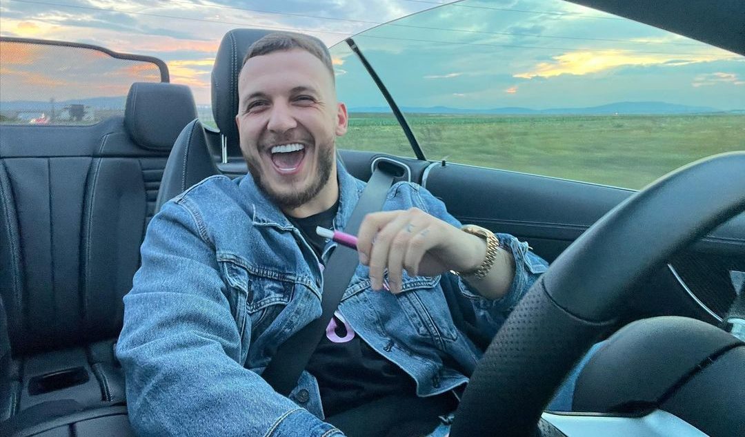 Këta janë dy qentë bukuroshë të Mozzik  një i bardhë dhe tjetri i zi