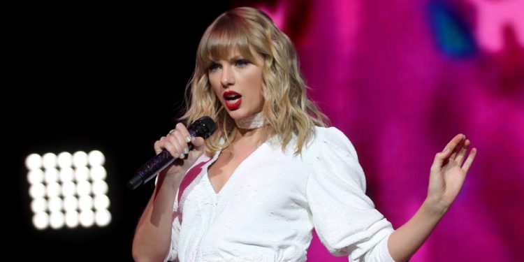 ARCHIV - 08.12.2019, Großbritannien, London: US-Sängerin Taylor Swift tritt beim Capital's Jingle Bell Ball in der O2 Arena auf. (zu dpa "Taylor Swift: Drittes Nummer-Eins-Album in unter einem Jahr") Foto: Isabel Infantes/PA Wire/dpa +++ dpa-Bildfunk +++