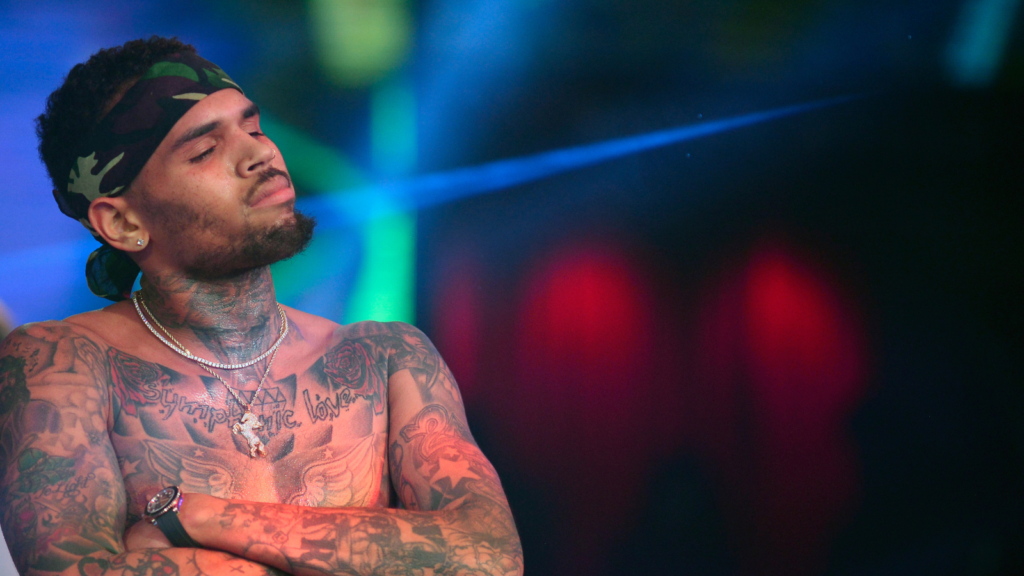 Sulmi në një klub nate në Londër, Chris Brown pranon fajësinë, shishe qelqi në kokë dhe shqelma producentit