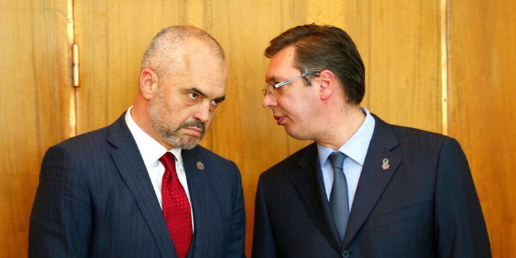 epa04483857 Albanian Prime Minister Edi Rama (L) and Serbian Prime Minister Aleksandar Vucic prior to a press conference in Belgrade, Serbia, 10 November 2014. The Albanian Premier arrived in Belgrade for a two-day official visit; the first by an Albanian prime minister in 67 years. EPA/ARMANDO BABANI +++(c) dpa - Bildfunk+++