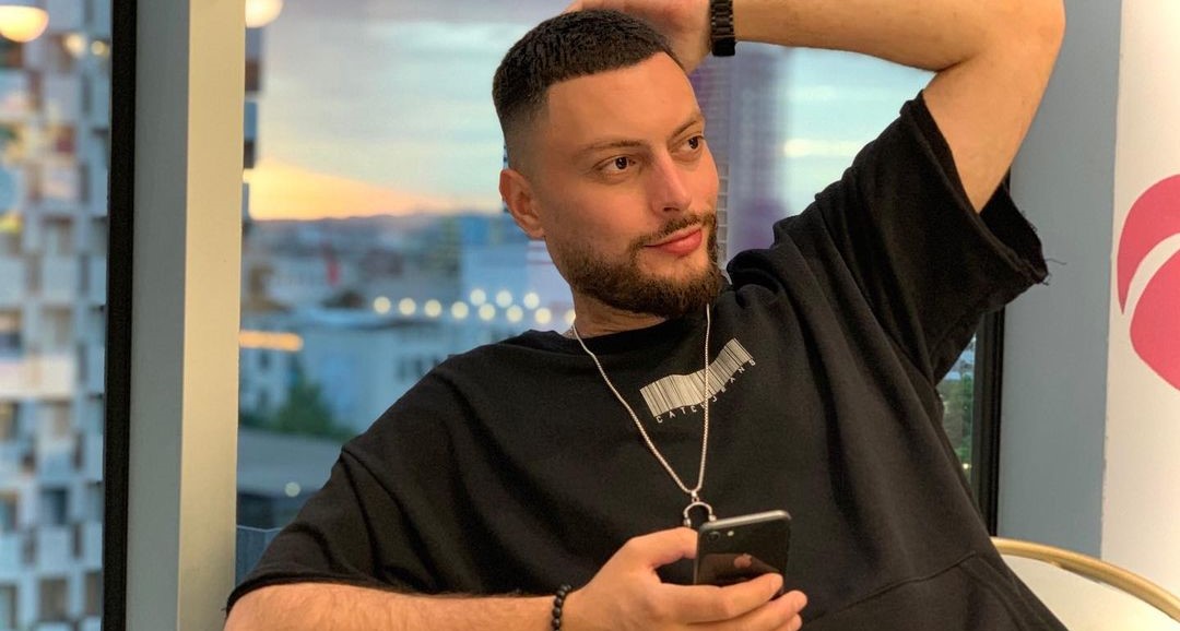 Mirdon Pacolli bëhet baba për herë të parë, ky është emri unik i vajzës