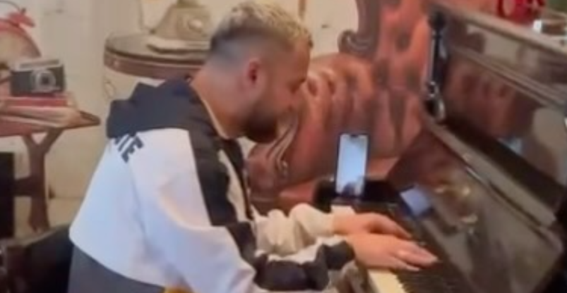 Luizi kështu po luan me piano për vajzën e tij dhe Kiarën