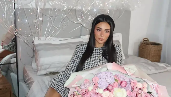 Alba Vukaj pozon në shtrat me dhuratën e veçantë