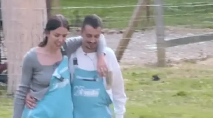 Gani Gërmia pi qumësht bio ndërsa mjel dhinë