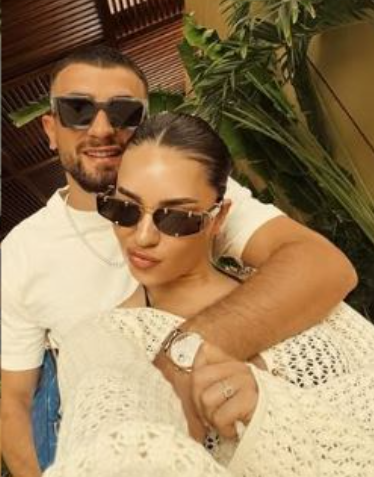 Kida shfaqet e lumtur në krahët e partnerit