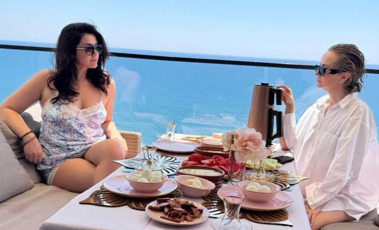 Arjola Demiri dhe Adriana Matoshi rikthejnë shoqërinë e vjetër!