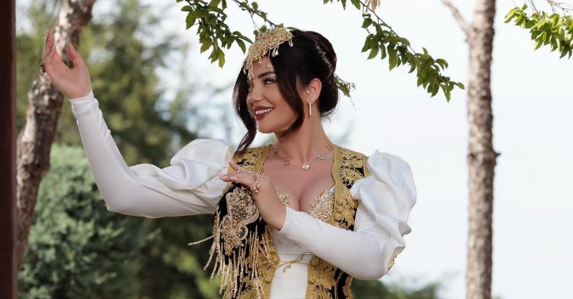 Arjola Demiri mahnit me veshje tradicional, eleganca që të lë pa fjalë