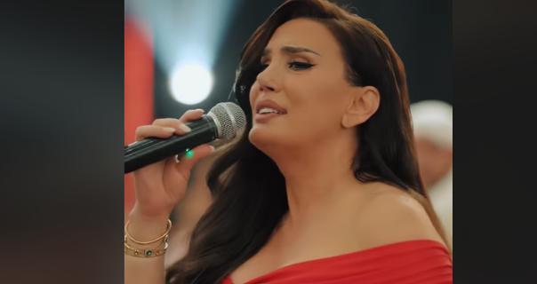 Albërie Hadërgjonaj interpreton këngën kushtuar Ibrahim Rugovës në dasmën e vajzës së tij