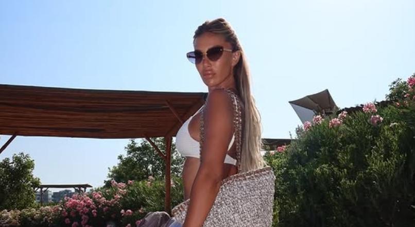 Kush po ia bën pozat Adelina Tahirit, të pasmeve po iu jep fokus