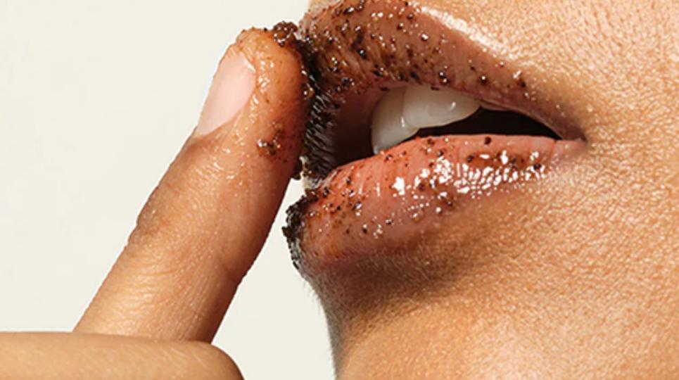 per-buze-te-buta-dhe-te-bukura-perdorni-kete-paste-natyrale-me-kafe-dhe-mjalte