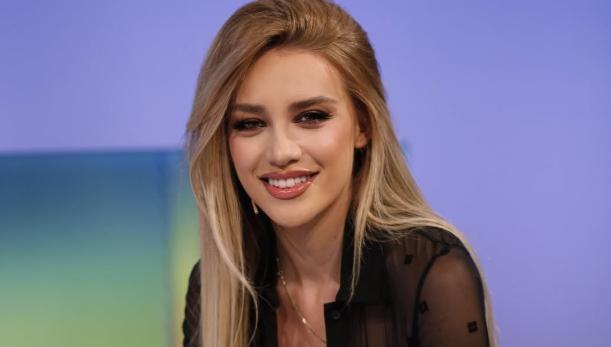E kuqja i shkon flakë! Heidi rrëmben vëmendjen në bregdet