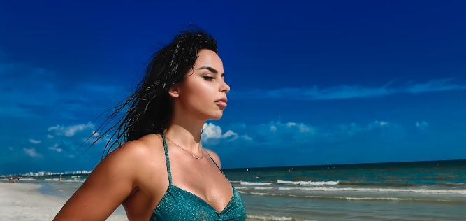 Linda Halimi shfaqet në super formë, pozon me bikini