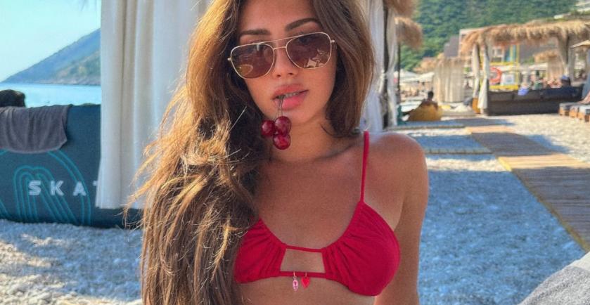 Melinda “tundet” në pushime, qershia në gojë, poza që çmendi ndjekësit
