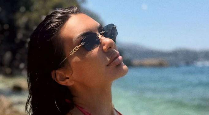 Zajmina Vasjari “ndez” verën me bikini