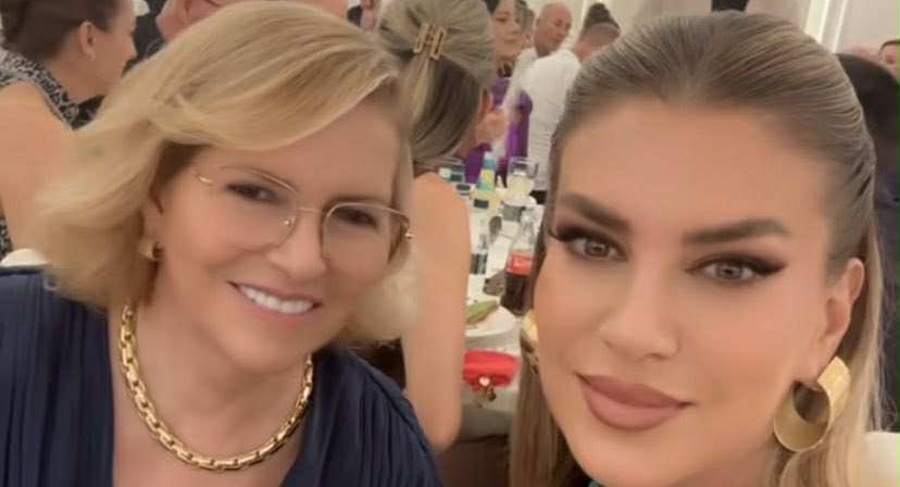 Leonora Jakupi shfaqet e lumtur në krahët e nënës