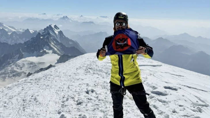Petrit Kllokoqi me flamurin Dardan ngjitet në majën më të lartë në Europë