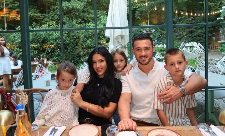 Albatrit Muçiqi po shijon pushimet me familjen në Greqi