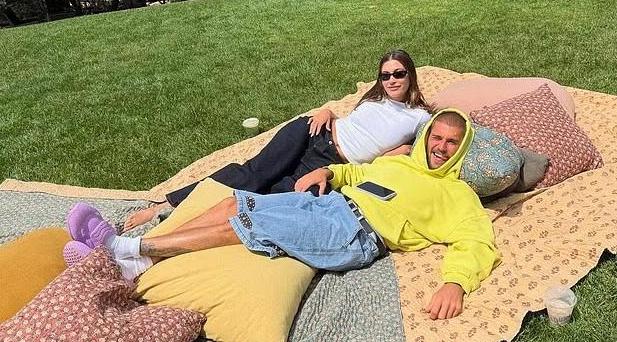 Justin Bieber dhe Hailey shfaqin dashurinë në publik mes thashethemeve për sfida martesore