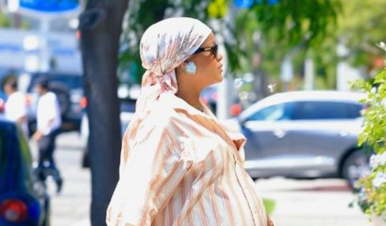 Rihanna në qendër të vëmendjes, shfaqet me pizhame rrugëve të Los Angeles