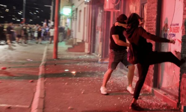 S ka qetësi në Beograd  protestuesit djegin selinë e partisë së Vuçiqit