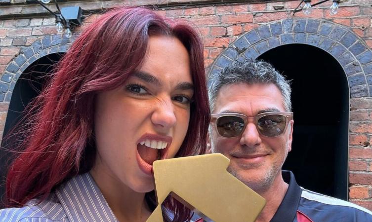 Dua Lipa feston 30-vjetorin, Dugi prek me fjalët dhe publikon foto të rralla nga fëmijëria e saj