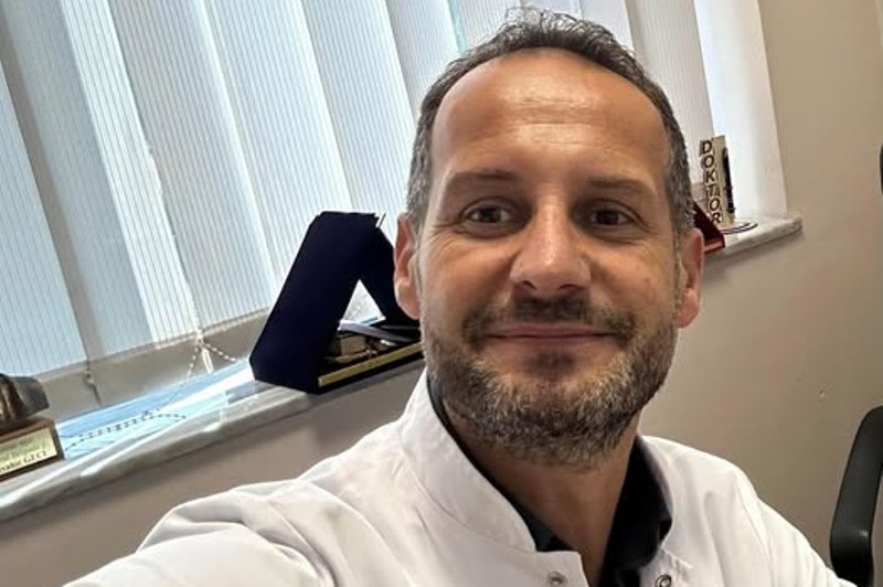 Dr  Ilir Kurtishi   Çdo ditë klinika trajton 250 300 pacientë në shërbimin e kimioterapisë dhe rreth 120 140 në radioterapi