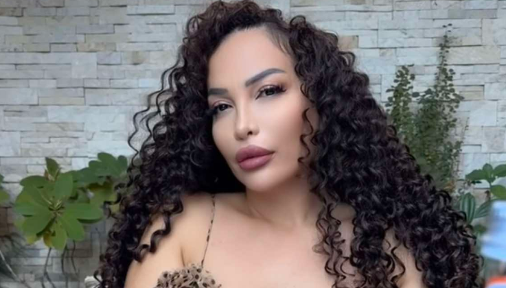 Befason Rovena Stefa, del për kafe me fustan që i zbulon gjoksin