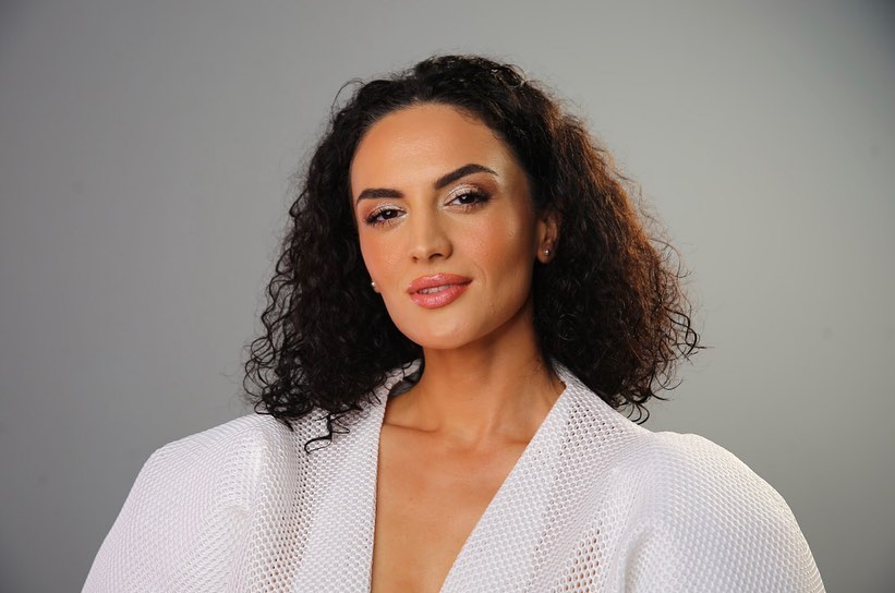 Këngëtarja shqiptare zhvishet, publikon foto nga deti