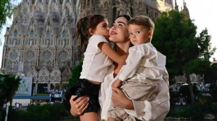 Një nënë si Xhensila, ndan momente të veçanta me fëmijët në Barcelonë