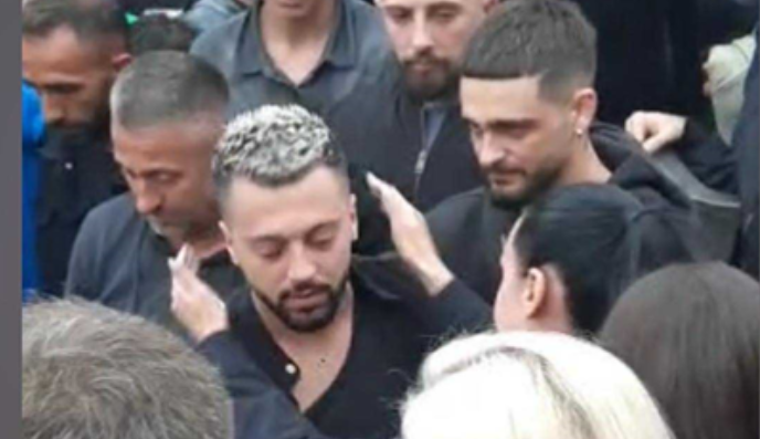 Egli Tako merr pjesë në ceremoninë e varrimit të vëllait të Gjestit