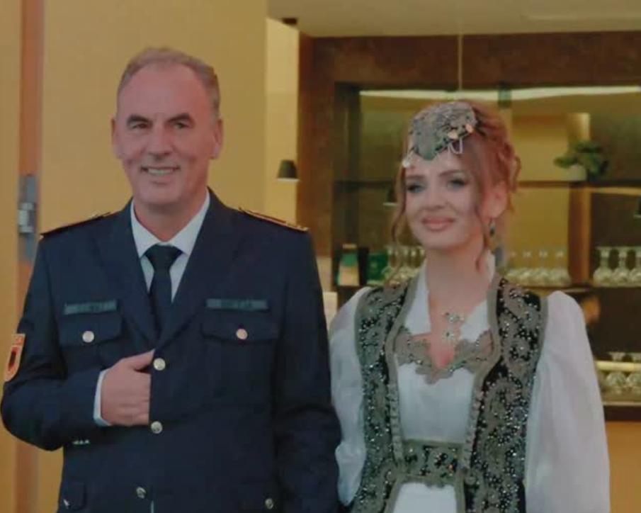 Me uniformë ushtarake, Limaj përcjell vajzën në kanagjegj