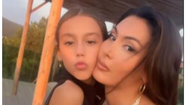 Nora Istrefi publikon imazhe me të bijën