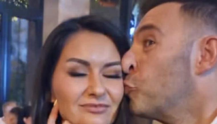 Vedat Bajrami nuk i kursen puthjet për bashkëshorten, para syve të publikut