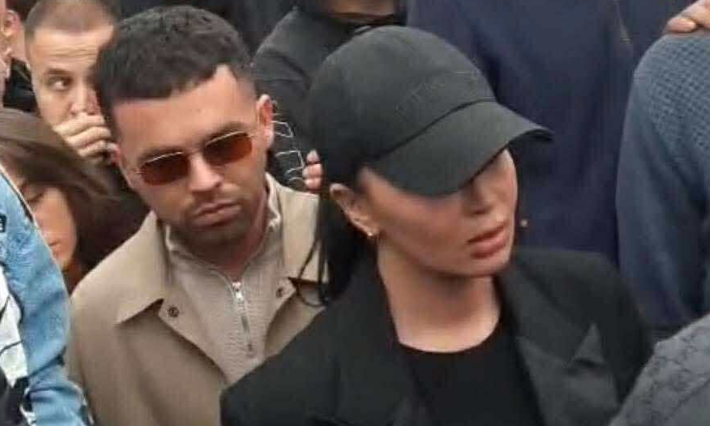 Ylli Limani dhe Dafina Zeqiri marrin pjesë në ceremoninë e varrimit të vëllait të Gjestit