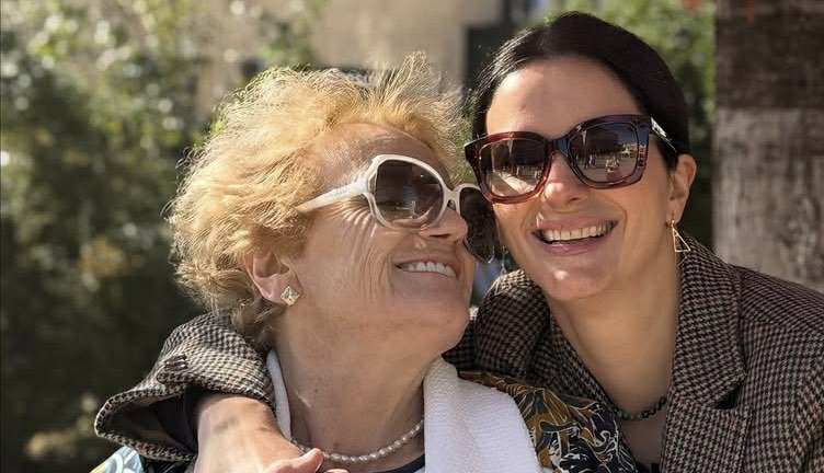 Yllka Gashi pozon me nënën si rrallëherë