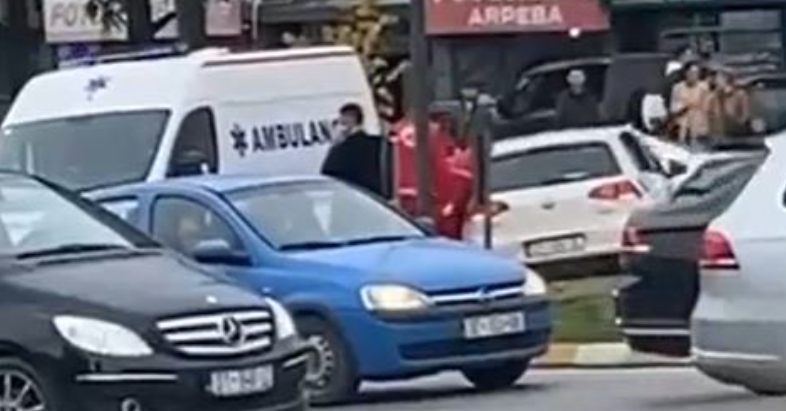 Lëndohen tre persona nga përplasja mes tri veturave në afërsi të QKUK së