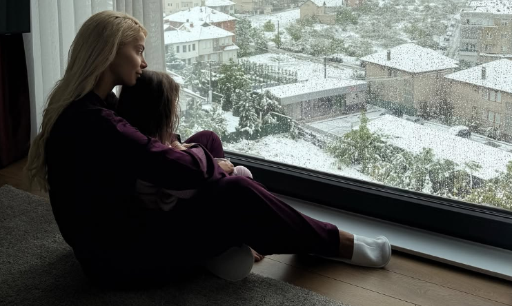 Bora mbuloi Prishtinën – Marina kështu e shijoi me të bijën
