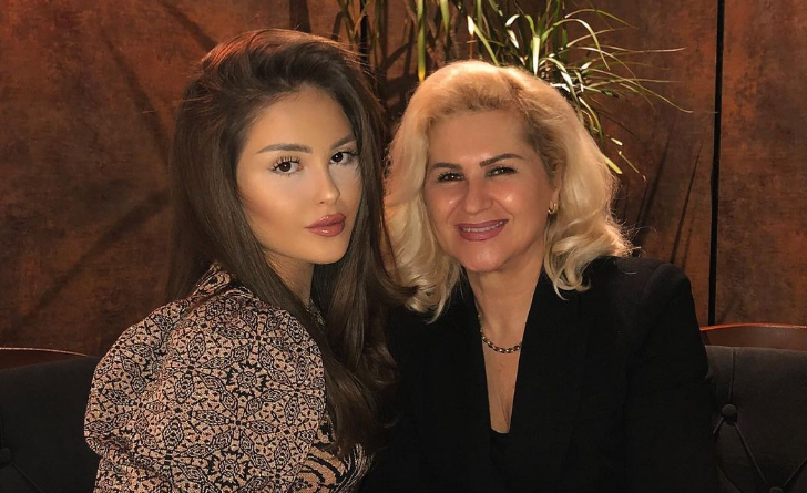 Mbesa bukuroshe e Shyhrete Behlulit pozon në veturë  pamjet flasin vetë