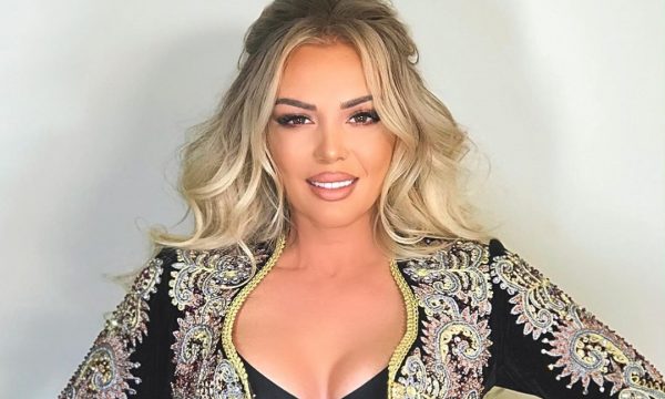 Violetë Kukaj mahnit me elegancë në fustan të zi, në formë perfekte për klipin e ri