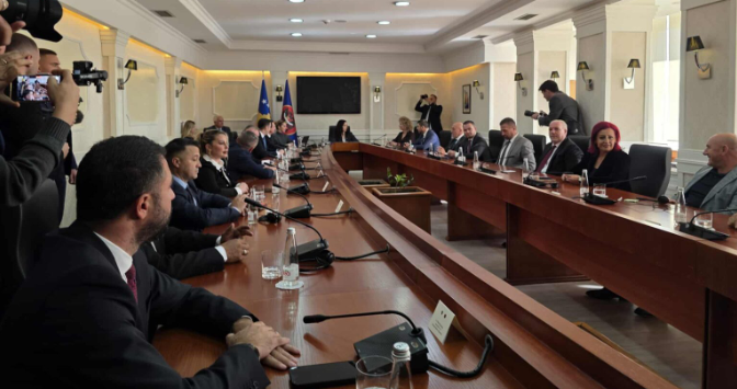 Presidentja mbledh liderët  nis takimi që mund të përcaktojë fatin e Qeverisë